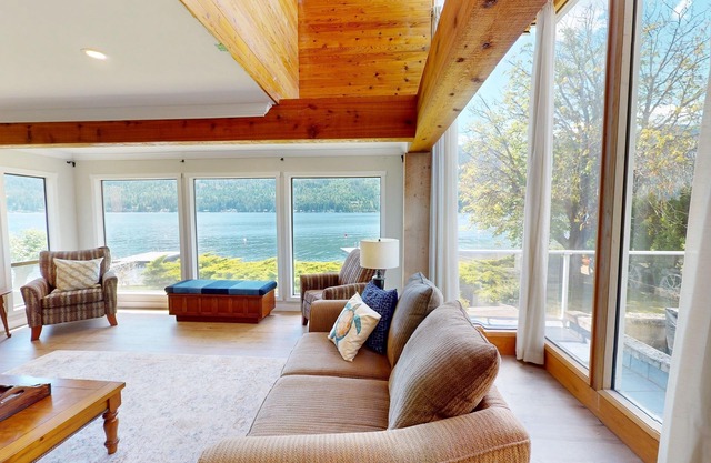 Lakefront home w/ private dock, buoy, fire pit, deck, BBQ, WiFi & enclosed yard