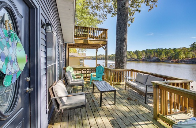 NEU! Lakefront Hot Springs Home mit 2 Schwimmdocks!