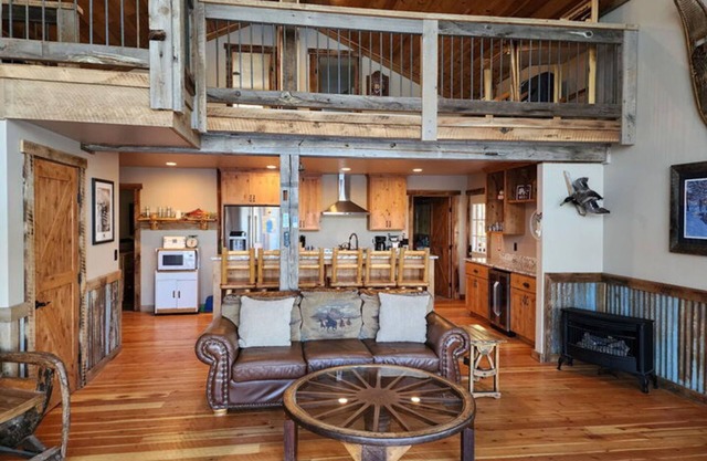 Lakefront home w/wraparound deck, modern appliances, WiFI & dog-friendly