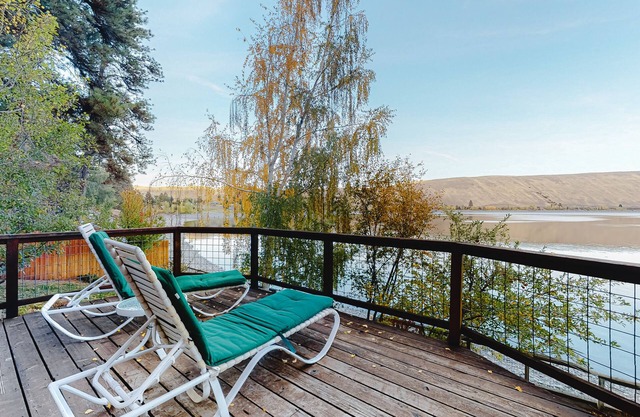Lakefront home with amazing lake view, private dock & deck -DOG FRIENDLY
