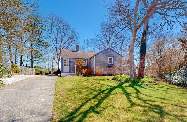 Lakefront home with beautiful views, water access, paddleboards & firepit
