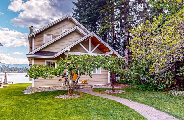 Lakefront home with kayaks, dock, WiFi, fireplaces, BBQ grill