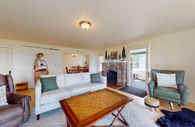 Lakefront home with large patio, docks, gas grill, fire pit, & WIFI