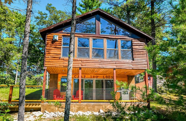 Lakefront home with lovely lake views - one mile from the casino