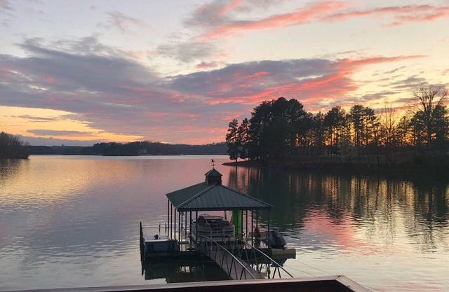 Haus am See mit Privatstrand und unglaublichen Sonnenuntergängen am Lake Keowee