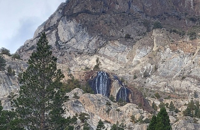 Lakefront home with superb balcony views - near trails & Yosemite - dog-friendly