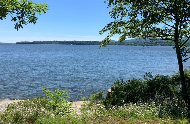 Haus am See mit Tennisplatz und Dock am wunderschönen Lake Champlain