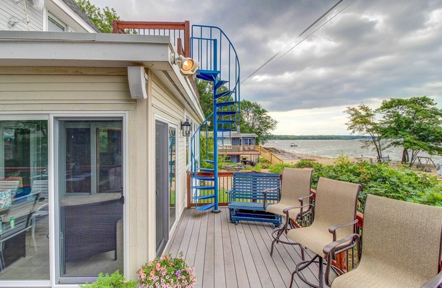 Lakefront Haus mit Wasserzugang, Blick auf die Berge, private Terrasse & Terrasse