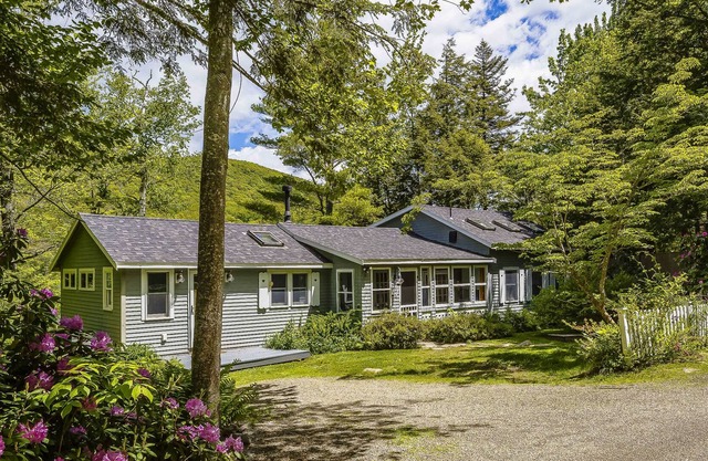 Lakefront home with water views - Dock, Partial A/C, Dog-friendly, Washer-Dryer