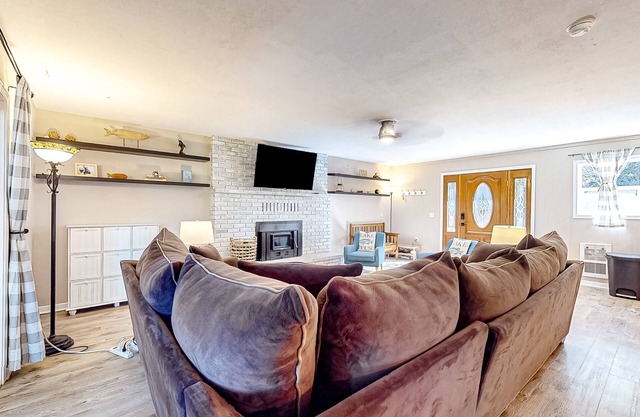 Lakefront home with water views & direct dunes access