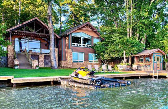 Lakefront Hot Springs, 3 King Beds, 3.5 Baths, Bunk room, Fire Pit, Lakeside Bar