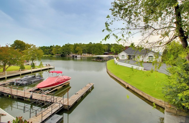 Lakefront Hot Springs Condo w/ Private Boat Slip!