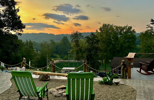Lakefront, hot tub, 2 bdrm w/ loft, kayaks, beach, fire pits,! sxs trails