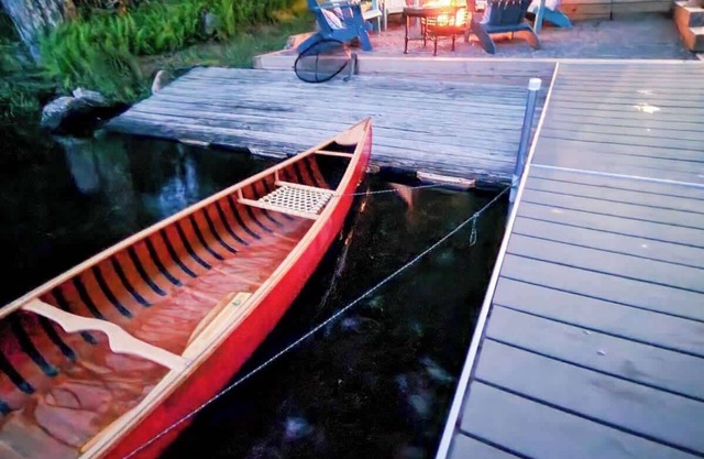 Lakefront * Hot Tub * Canoes * Game Room * Wood FP