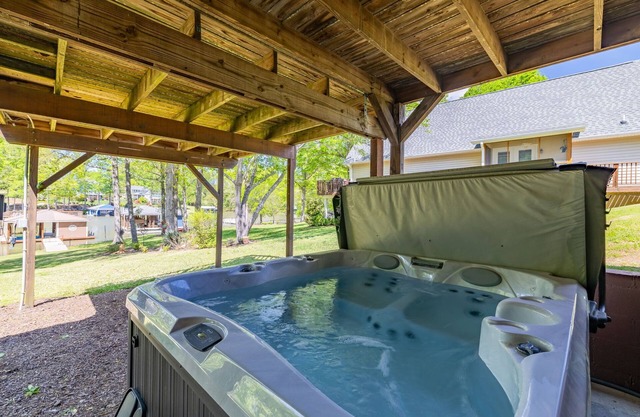 Lakefront HOT TUB Dock Tiki Bar Kayaks Paddleboard Canoes Fire Pit