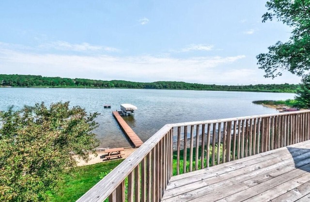 Lakefront, Hot Tub & Swimming Beach in K'zoo