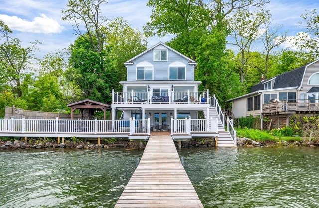 Lakefront | Hot Tub | 10 Guest | Dock + Kayaks