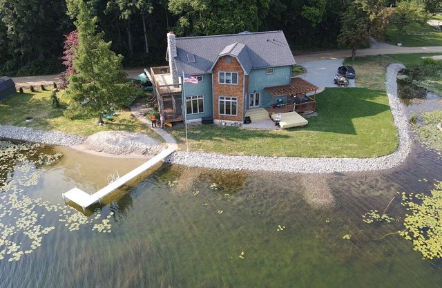 Lakefront hot tub, year round peace, nearby wineries, no close neighbors, beach!