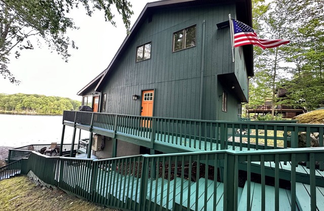 LAKEFRONT House - dock -kayaks-paddle boards-fishing-beach on Roamingwood Lake