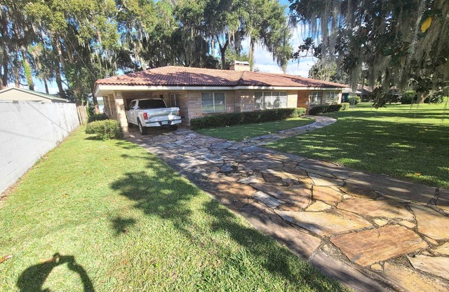 Lakefront house for rent