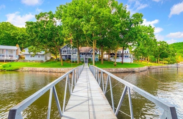 Lakefront House in Cove - minutes away from Bare Bottoms and Captain Ron's