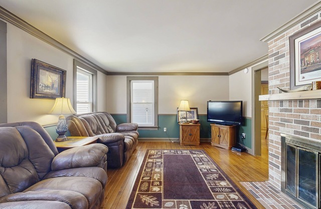 Lakefront house on 73 acres with water views, jetted tub, pool table & bars