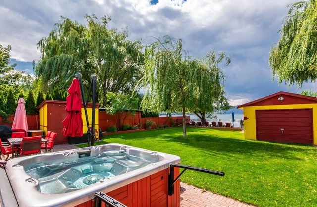 Haus am See auf Okanagan: Sandstrand, Dock, 2xPatios, 4 Bett / 3 Bad