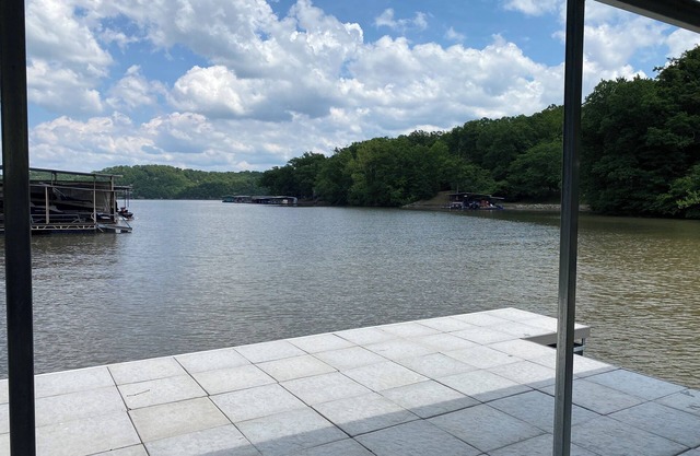 Lakefront House quiet cove, w/dock, close to Captain Ron's & The Cave.