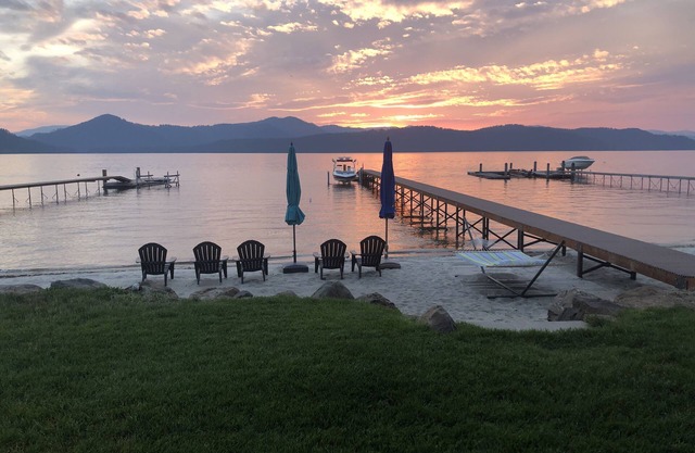 Lakefront house, right on a beautiful white sandy beach at Priest Lake