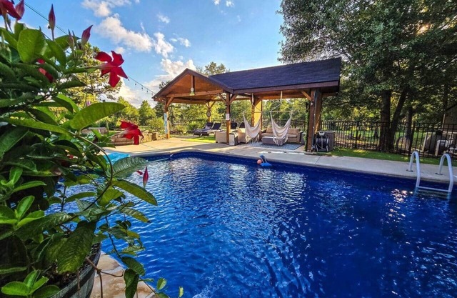 Lakefront house w/Pool, Game Room & Private Pier