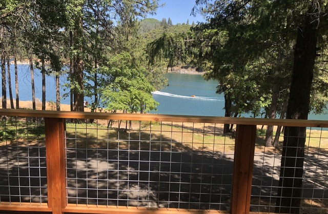 Haus am See mit 1000 m² Terrasse mit freiem Blick auf das Wasser.