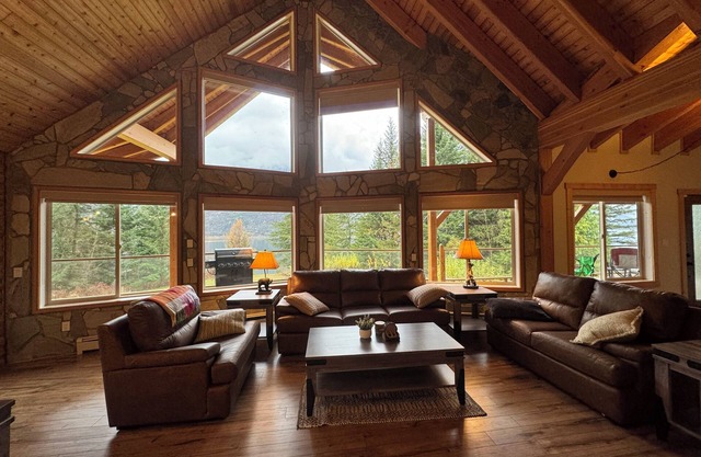 Lakefront House with Beach by Nakusp and Burton on Arrow Lake
