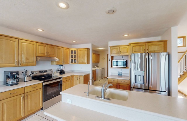 Lakefront house with amazing views, deck, grill, docking space