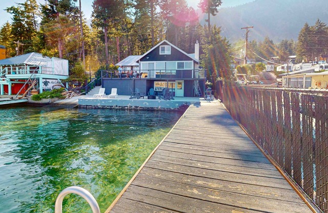 NEUE AUFLISTUNG! Seeufer, w / privates Dock, Deck & Terrasse