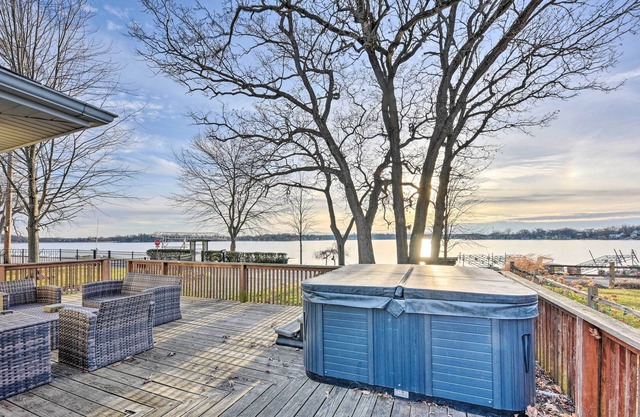 Lakefront Ingleside Home w/ Dock & Kayaks!