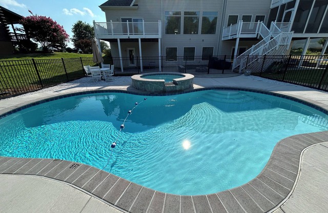 8br, bed rms Anna lakefront, 3 levels, 6.5k sf, pool completion 7/2025, 16 pers.