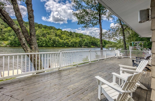 Lakefront Jewel By: Evergreen Home