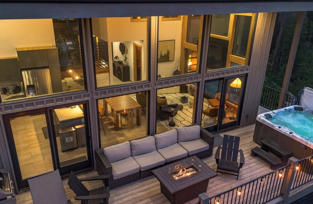Lakefront Chalet! Views! Kayaking! Fishing! HotTub!