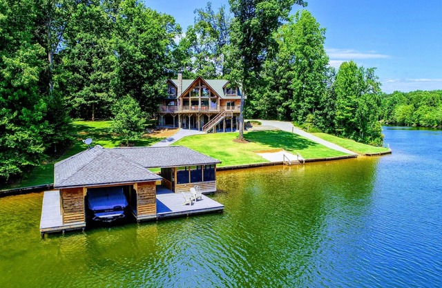 Lakefront Lake Anna Log Cabin, Views, Dock, Deck