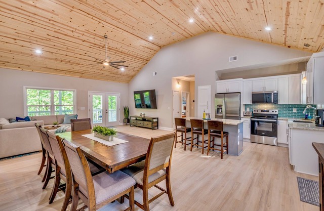 Lakefront-Lakeview -Gameday HQ- w/Dock- Kayaks- Fire Pit- Games- Pet Friendly