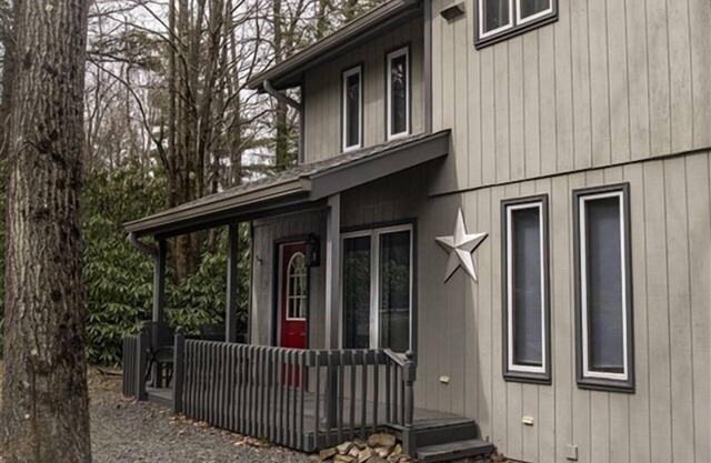 Lakefront! Large lakefront home, familyroom, sunroom, with decking to enjoy the view!