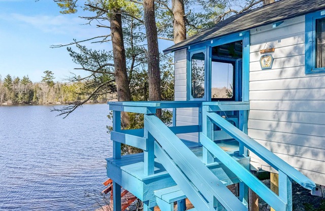 Lakefront Lighthouse Tiny Cabin @ Getogether Stays