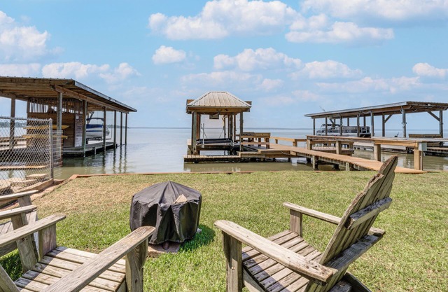 Lakefront Livingston Retreat w/ Dock & Fire Pit!