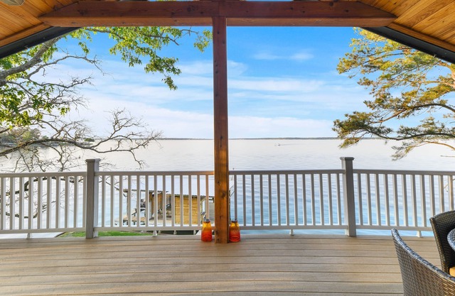 Lakefront Livingston Treehouse 3 BR 2 BA Sleeps 6