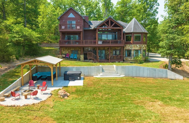 Lakefront Lodge / Cabin / Retreat - Huge Niangua Frontage w/ Beach