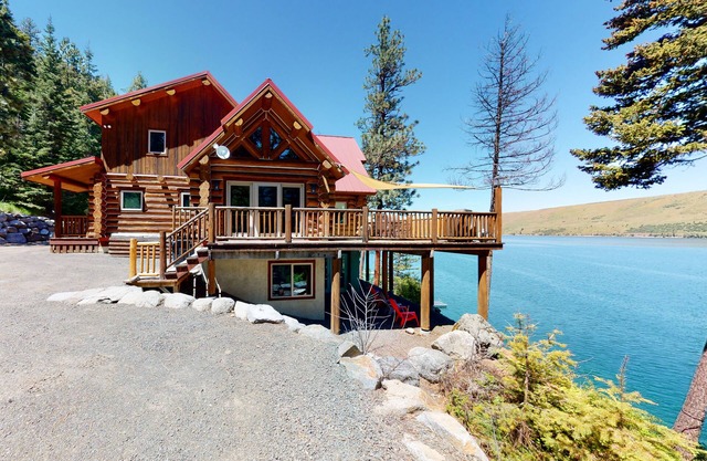 Lakefront lodge with amazing view, private dock, rec room - dog-friendly