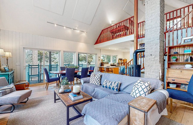 Lakefront lodge with private dock, great water view, deck & laundry