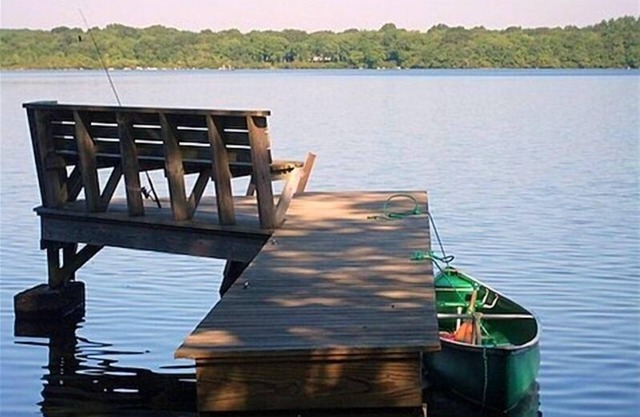 Lakefront rerstored Blockhaus. Im April wegen Wintertags geschlossen.