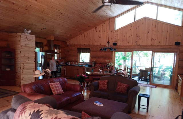 Lakefront log cabin in the woods!