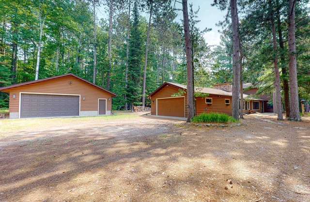 Lakefront log cabin on Stone Lake w/2 docks, fire place, paddle boat, & WIFI